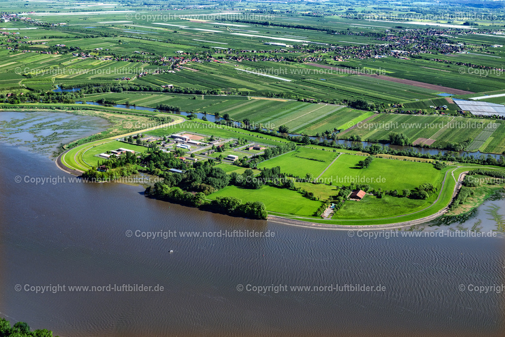 Hahnöfersand_ELS_0712120524a | JORK 12.05.2024 Gefängnis- Gelände und Sicherheitsumzäunung der Justizvollzugsanstalt JVA auf der Insel im Flußverlauf der Elbe im Ortsteil Hahnöfersand in Jork Altes Land im Bundesland Niedersachsen, Deutschland. Nur für redaktionelle Nutzung freigegeben ! // Prison grounds and high security fence Prison on the island in the course of the Elbe river in the district Hahnoefersand in Jork Old Land in the state Lower Saxony, Germany. Editorial use only ! Foto: Martin Elsen