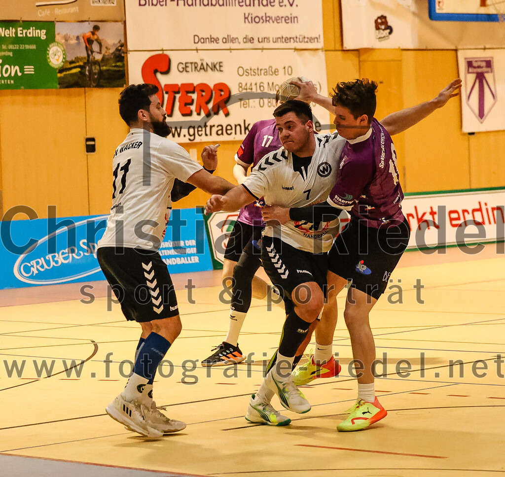 2024-03-09_066_SpVgg_Altenerding_gegen_SVW_Burghausen | Erding, Deutschland, 09.03.2024:
Handball, Bezirksoberliga Männer 2023 / 2024, 18. Spieltag, SpVgg Altenerding gegen SVW Burghausen, Endergebnis: 25:34

Christian Mihai Toth (SVW Burghausen, #11), Tony Ivankovic (SVW Burghausen, #7), Tim Steininger (SpVgg Altenerding, #10)

Foto: Christian Riedel / fotografie-riedel.net