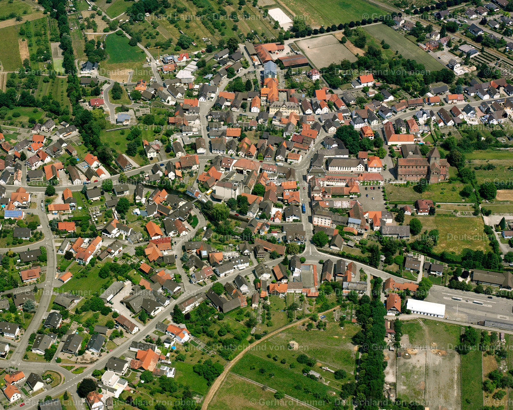 2526259 | SCHWARZACH 01.08.2005 Ortsansicht der Straßen und Häuser der Wohngebiete in Schwarzach im Bundesland Baden-Württemberg, Deutschland // Town View of the streets and houses of the residential areas in Schwarzach in the state Baden-Wuerttemberg, Germany Foto: Gerhard Launer