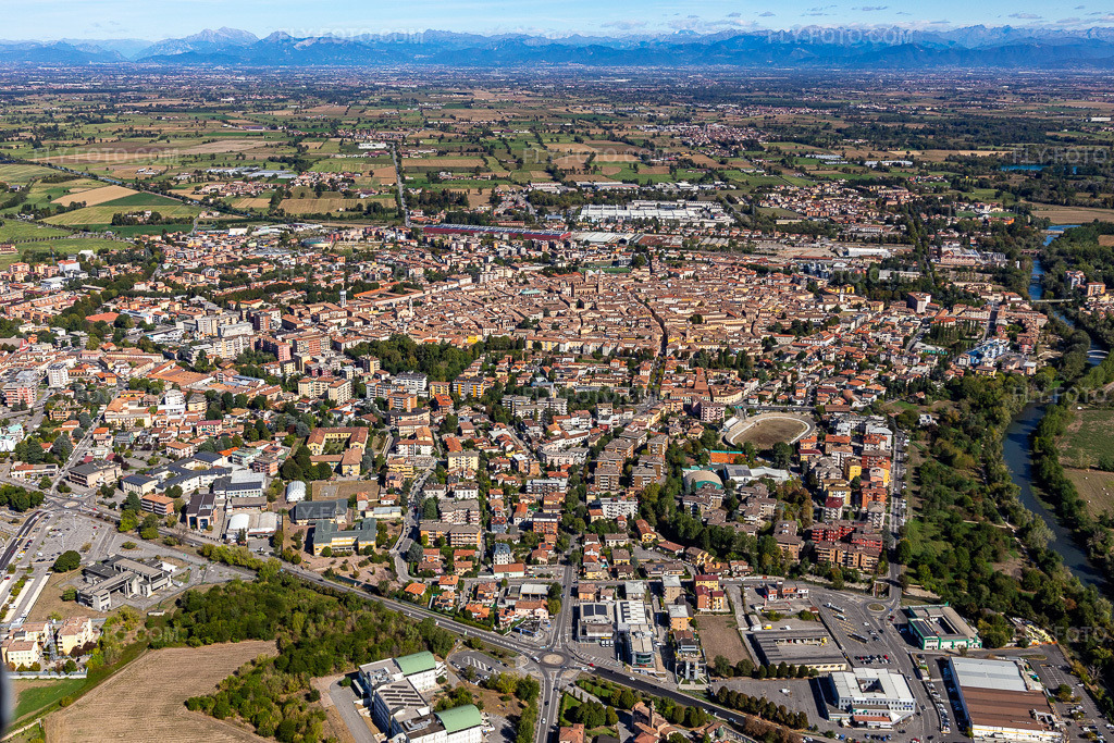 Aerial view: View of the town in Crema in the state Cremona, Italy. – Photo: IMG_134412.jpg taken on 09/18/2022 by Werner Riehm/FLY-FOTO.com – Resolution of the original: 5472 x 3648 px