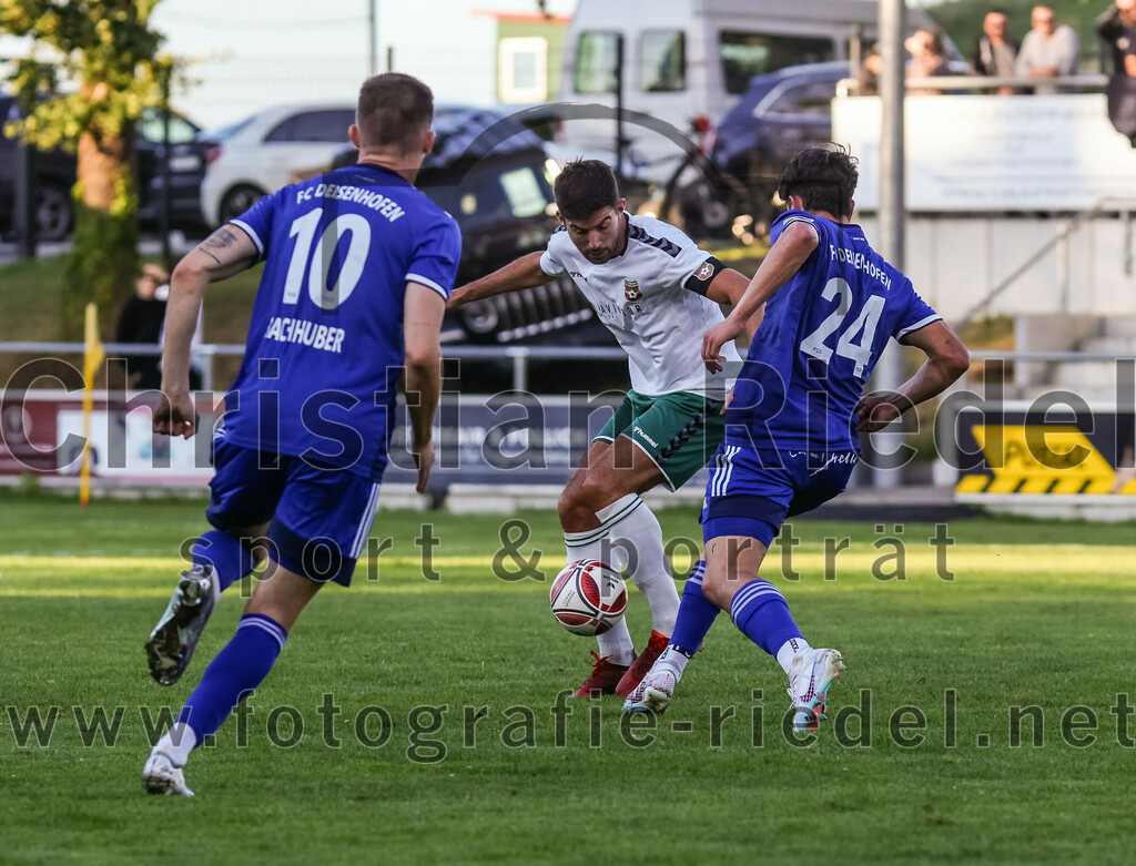 2023-08-01_056_FC_Schwaig_gegen_FC_Deisenhofen | Oberding, Deutschland, 01.08.2023:
Fußball, Toto-Pokal 2023 / 2024, 1. Spieltag, FC Schwaig gegen FC Deisenhofen, Endergebnis: 2:3

Michael Bachhuber (FC Deisenhofen, #10), Johannes Empl (FC Schwaig, #14), Vincent Bürstner (FC Deisenhofen, #24)

Foto: Christian Riedel / fotografie-riedel.net