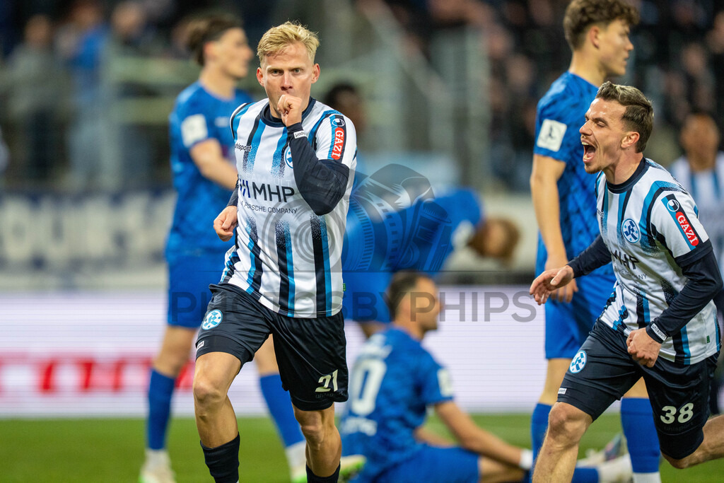 SV Stuttgarter Kickers vs. SGV Freiberg, Fussball, WFV-Pokal, Viertelfinale, 17.03.2026 | Per Lockl (SV Stuttgarter Kickers, #21) jubelt nach seinem Treffer zum 2:1 mit Christian Mauersberger (SV Stuttgarter Kickers, #38) und deutet Nachwuchs an,SV Stuttgarter Kickers vs. SGV Freiberg, Fussball, WFV-Pokal, Viertelfinale, 17.03.2026Foto: photosbyphips/Philip Ziegler