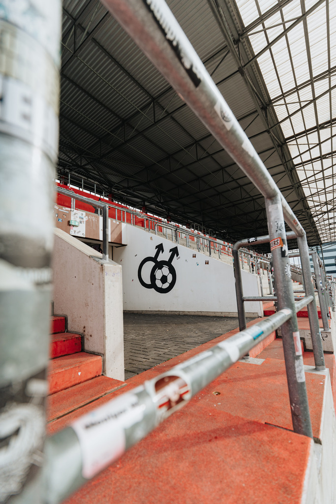 FCS01778 | Der offizielle Shop für FC St. Pauli Fotos. Wähle aus Spielszenen & Fanmomenten dein FCSP Wunschformat. Wir liefern Millerntor-Atmosphäre.