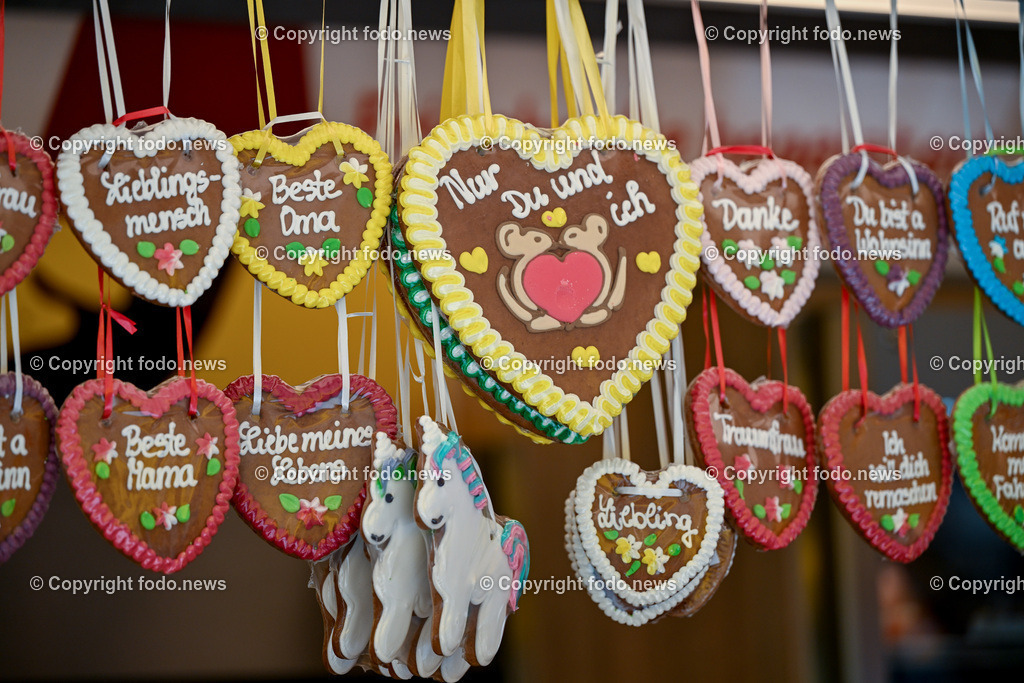 Urfahraner Jahrmarkt 2024_ Fruehjahr_ 27.04.2024-6 | 27.04.2024, Linz, AUT, Urfahraner Jahrmarkt 2024 Fruehjahr, im Bild Festakt, Bierzelt, Fahrgeschaeft, Ausstellung, Standler, Tradition, Riesenrad, Halle, Autodrom, Ringelspiel, Karrussel, Fahrgeschaefte, Breakdance, Menschen, Besucher, Suessigkeiten