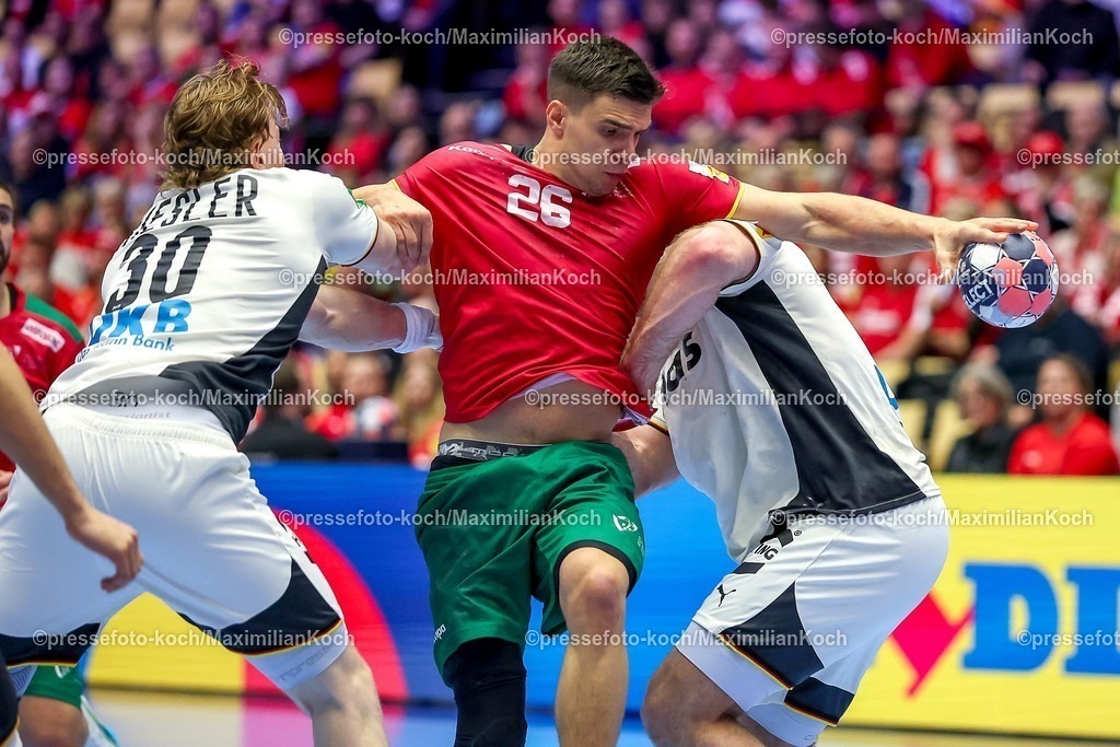 EHF22012601103 | 22.01.2026, Handball, Men's EHF EURO 2026, Deutschland - Portugal, Jyske Bank Boxen in Herning, Dänemark, Main Round:  Francisco Mota Costa (Portugal #26) wird von  Tom Kiesler (Germany #30) und  Johannes Golla (Germany #04) festgemacht