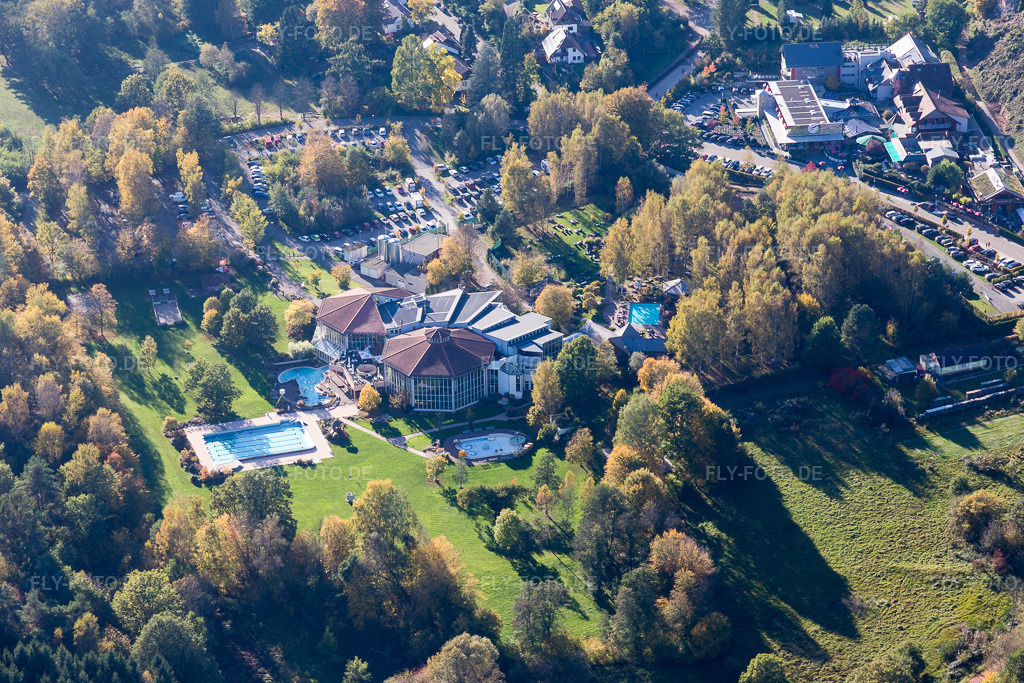 Luftbild: Felsland Badeparadies in Dahn im Bundesland Rheinland-Pfalz in Deutschland. Foto: IMG_103977.jpg vom 14.10.2017 durch Werner Riehm/FLY-FOTO.deFelsland Badeparadies und Saunawelt Dahn | Eintauchen und Wohlfühlen