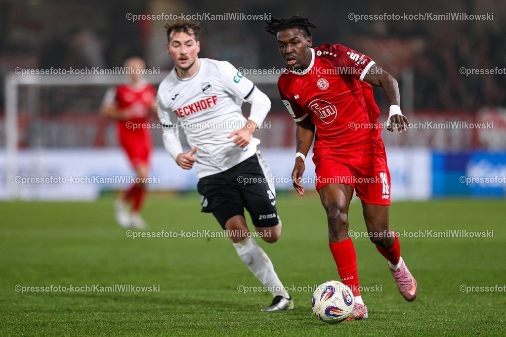 xKWIx13122501032 | 13.12.2025, xKWIx, Fußball, 3. Liga, SC Verl - Rot-Weiss Essen, SPORTCLUB Arena: Yari Otto (SC Verl #28) im Zweikampf gegen Franci Bouebari (Rot-Weiss Essen #19) Photo: xKamilxWilkowskixPressefotoKochx