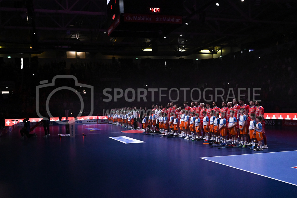SV Wiler-Ersigen vs Floorball Köniz - 15. April 2023 | SV Wiler-Ersigen vs Floorball Köniz
Stimo Arena, Kloten
Die Teams während der Nationalhymne.
Bild: Sportfotografie Markus Aeschimann | www.markus-aeschimann.ch - Realisiert mit Pictrs.com