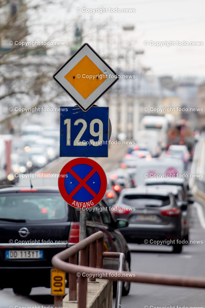 Linz_ Verkehr_ 01.04.2025-10 | 01.04.2025, LINZ, AUT, im Bild Themenbild, Verkehr, Stau, KFZ, Bruecke, B129, Schild, Nibelungenbruecke, Auto, Strassenbahn, Haltestelle, Fahrgaeste, Bus, Oeffentlicher Verkehr