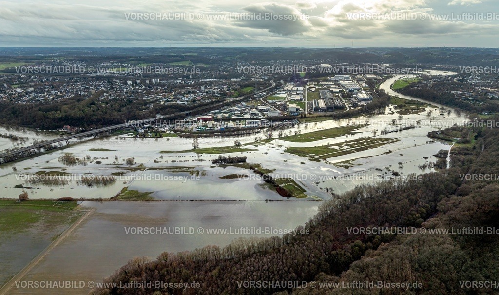 Hattingen231202209Ruhr-topaz | Luftbild, Ruhrhochwasser, Weihnachtshochwasser 2023, Fluss Ruhr tritt nach starken Regenfällen über die Ufer, Überschwemmungsgebiet Kosterbrücke und LWL-Museum Henrichshütte, Bäume im Wasser, Weitmar-Mark, Bochum, Ruhrgebiet, Nordrhein-Westfalen, Deutschland