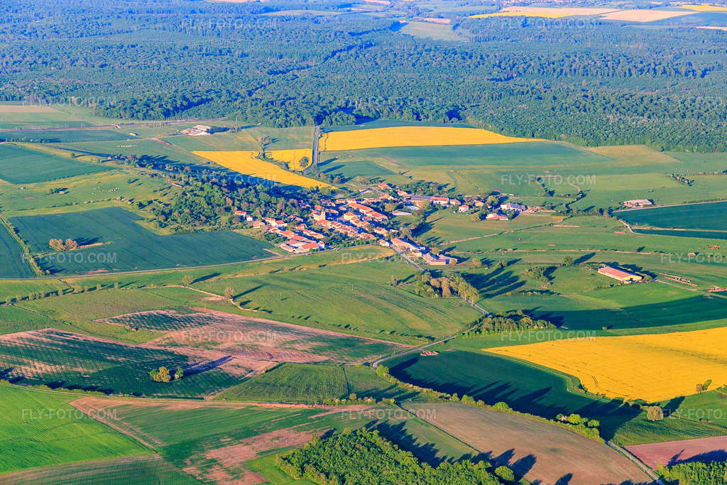 Aerial view: Bisping district from the west in Belles-Forêts in the state Moselle, France. – Photo: IMG_146184.jpg taken on 05/01/2025 by Werner Riehm/FLY-FOTO.com – Resolution of the original: 5472 x 3648 px