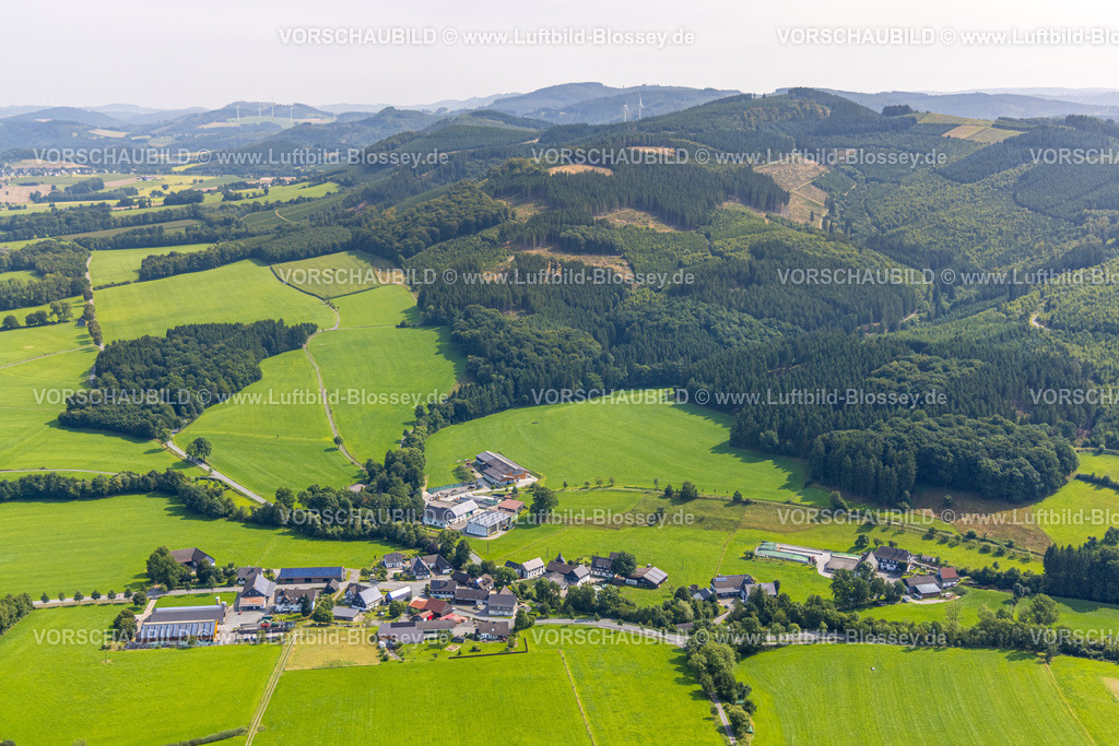Meschede250807159 | Luftbild, Wohngebiet Ortsansicht Ortsteil Herhagen umgeben von Wiesen und Feldern, Waldgebiet mit Waldschäden, Herhagen, Eslohe, Sauerland, Nordrhein-Westfalen, Deutschland