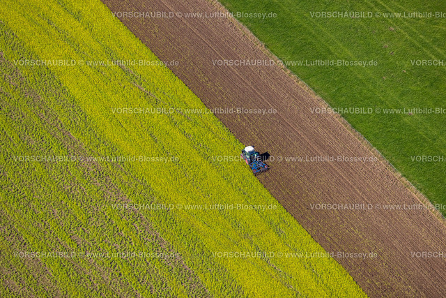 Schmallenberg220903682BadFredeburg | , Luftbild, Feldarbeit mit Traktor, Ernetearbeiten, landwirtschafltiche Arbeit, Formen und Farben, Wormbach, Schmallenberg, Sauerland, Nordrhein-Westfalen, Deutschland