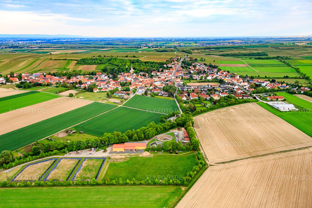 Luftbild: Ortsansicht jenseits der Kläranlage von Norden im Ortsteil Heßloch in Dittelsheim-Heßloch im Bundesland Rheinland-Pfalz in Deutschland. Foto: IMG_088528.jpg vom 17.05.2016 durch Werner Riehm/FLY-FOTO.deÖffnungszeiten Wertstoffhöfe