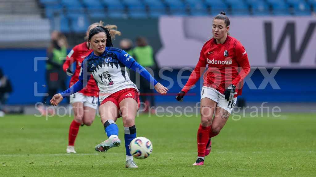 Fussball, Google Pixel Frauen-Bundesliga, Hamburger SV - SC Freiburg | v.li.: Nigar Mirzaliyeva (Hamburger SV, HSV, 4) und Selina Vobian (SC Freiburg, 10) im Zweikampf, Duell, Dynamik, Aktion, Action, Spielszene, DIE DFB-RICHTLINIEN UNTERSAGEN JEGLICHE NUTZUNG VON FOTOS ALS SEQUENZBILDER UND/ODER VIDEOÄHNLICHE FOTOSTRECKEN. DFB REGULATIONS PROHIBIT ANY USE OF PHOTOGRAPHS AS IMAGE SEQUENCES AND/OR QUASI-VIDEO.