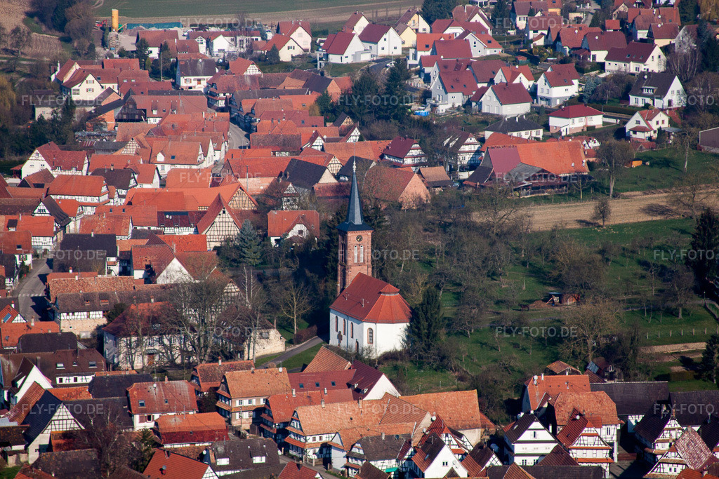 Luftbild: Église Protestante de Hunspach im Dorfkern in Hunspach im Bundesland Bas-Rhin in Frankreich. Foto: IMG_62704.jpg vom 09.03.2014 durch Werner Riehm/FLY-FOTO.de