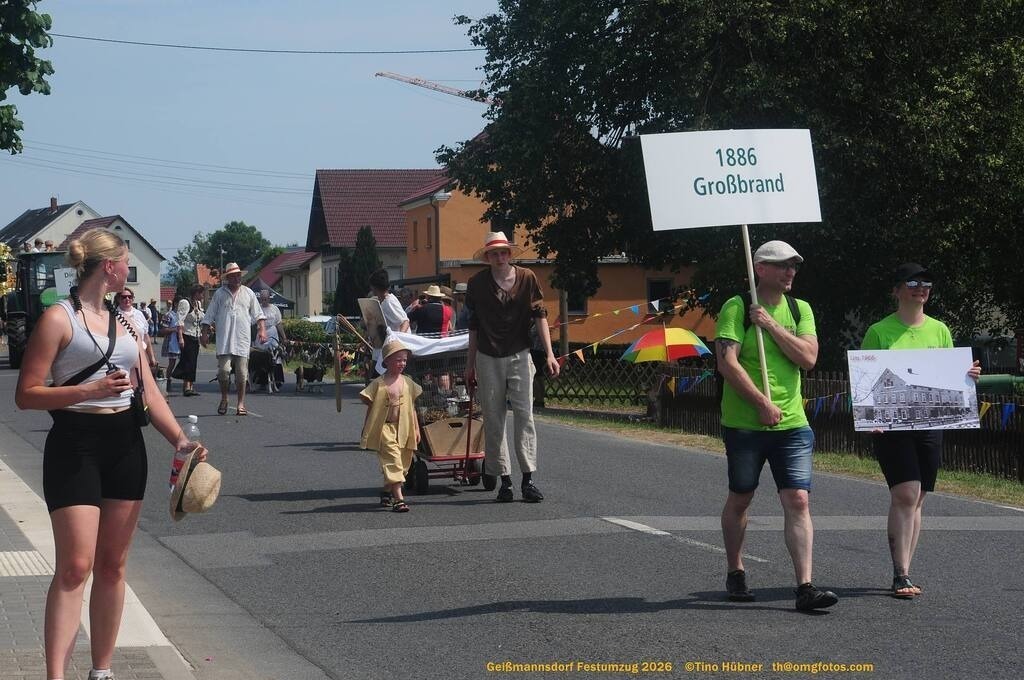 Geißmannsdorf-2026-Festumzug-102 | Festumzug in Geißmannsdorf bei Bischofswerda im Juni 2026. Fotografische Eindrücke und Momentaufnahmen vom Festumzug anläßlich des 800-jährigen Bestehens von Geißmannsdorf - mit Teilnehmern und Gästen, Strohpuppen und geschmückten Vorgärten und Grundstücken - Realisiert mit Pictrs.com