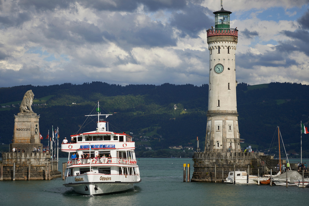Hafeneinfahrt mit MS Schwaben | Lindau, Deutschland - July 27, 2015: Hafeneinfahrt mit MS Schwaben, Leuchtturm und Bayrischem Loewe. - Realisiert mit Pictrs.com