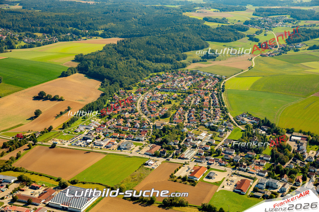 Das Luftbild zeigt :  Mengkofen - Die Luftaufnahme wurde 2023 vom UL-Flugzeug aus erstellt ( keine Drohne ) - Hochauflösende Luftaufnahme - Für grossformatige Ausdrucke geeignet. Die Geschenkidee !Mit Lizenz und Bildrechte bestellbar