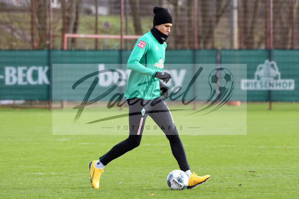 20200212_TRASVW_0064 | Fussball, Herren: Davie Selke (Werder Bremen) in Aktion, am Ball, Einzelaktion waehrend der Trainingseinheit des SV Werder Bremen auf dem wohninvest Weserstadion Trainingsplatz am 12.02.2020 in Bremen, Deutschland. - Realisiert mit Pictrs.com