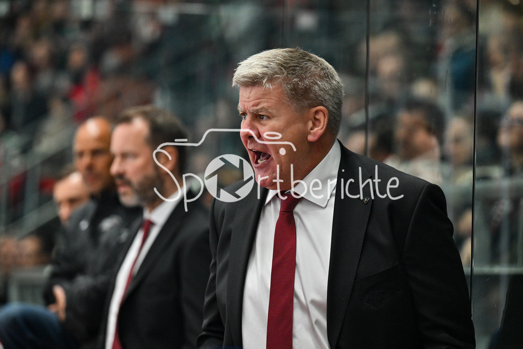 Augsburger Panther - Grizzlys Wolfsburg | im Bild Bill PETERS Trainer Augsburger Panther / Einzelfoto / Freisteller / DEL: Augsburger Panther - Grizzlys Wolfsburg; Curt Frenzel Stadion am 10.10.2025