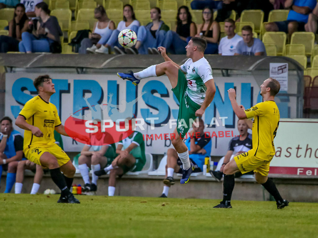 SV Feldkirchen - SC Launsdorf 2-1, Unterliga Ost | Tim Oman (SV Feldkirchen #9) Davor Ponjavic (SC Launsdorf #2) Manuel Leitgeb (SC Launsdorf, K #4) SV Feldkirchen - SC Launsdorf 2-1 am 23.08.2023 in Feldkirchen
(Modehaus NIMO Arena), Austria, (Photo by Ernst Krawagner sport-fan.at) - Realisiert mit Pictrs.com