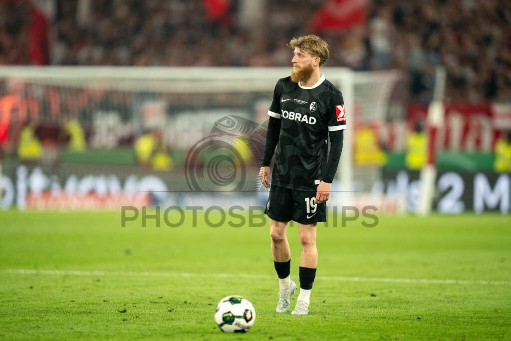 VfB Stuttgart vs. SC Freiburg, Fussball, DFB-Pokal, Halbfinale, 23.04.2026 | Niklas Beste (SC Freiburg, #19),VfB Stuttgart vs. SC Freiburg, Fussball, DFB-Pokal, Halbfinale, 23.04.2026DFB regulations prohibit any use of photographs as image sequences and/or quasi-video