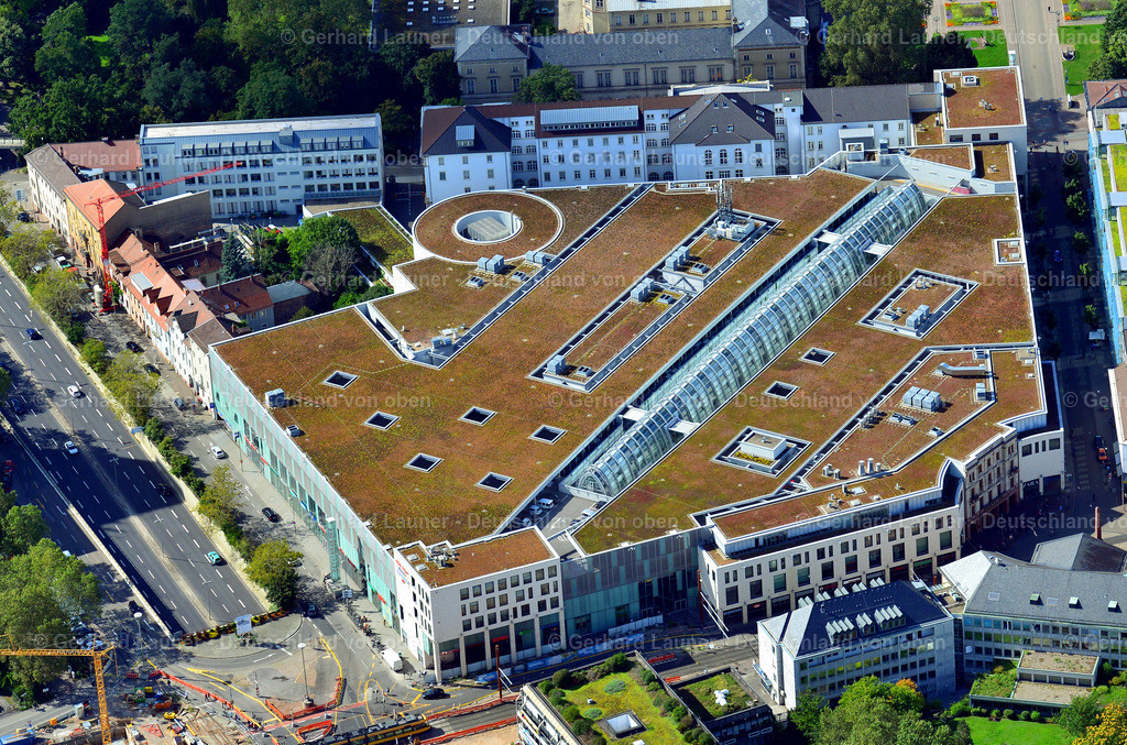 3390576 | Das Ettlinger Tor Karlsruhe ist ein 2005 eröffnetes Einkaufszentrum der Hamburger ECE-Gruppe in der Innenstadt von Karlsruhe