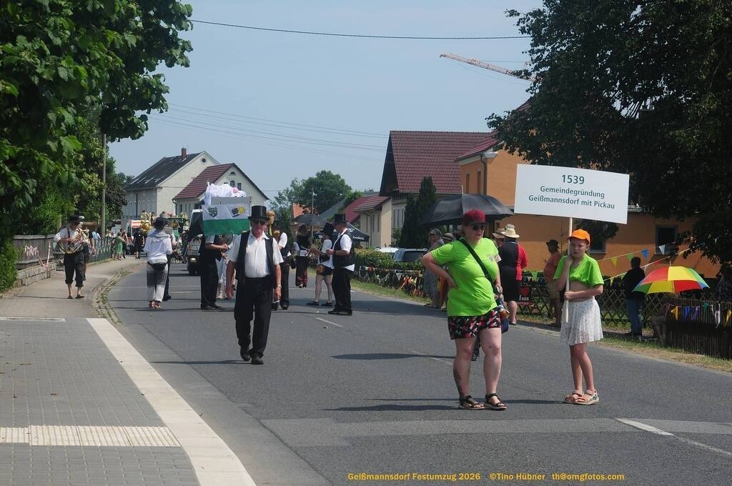 Geißmannsdorf-2026-Festumzug-085 | Festumzug in Geißmannsdorf bei Bischofswerda im Juni 2026. Fotografische Eindrücke und Momentaufnahmen vom Festumzug anläßlich des 800-jährigen Bestehens von Geißmannsdorf - mit Teilnehmern und Gästen, Strohpuppen und geschmückten Vorgärten und Grundstücken - Realisiert mit Pictrs.com