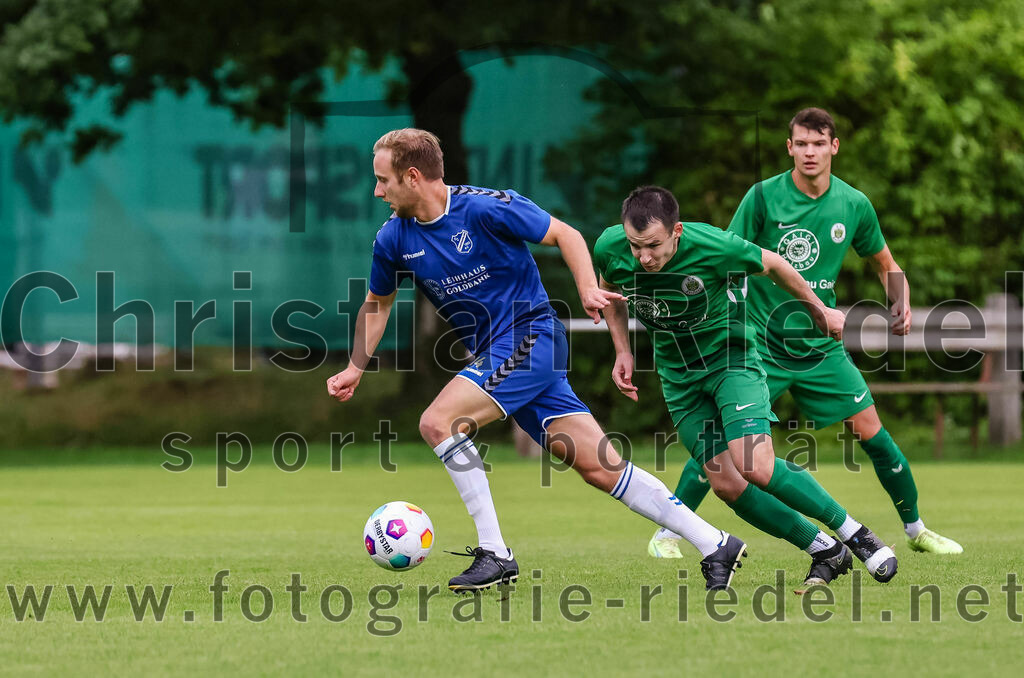2023-08-04_036_FC_Forstern_gegen_FC_Langengeisling_II | Forstern, Deutschland, 04.08.2023:
Fußball, Kreisklasse 2023 / 2024, 1. Spieltag, FC Forstern gegen FC Langengeisling II, Endergebnis: 2:1

Kilian Kaiser (FC Langengeisling, #14), Tobias Keserü (FC Forstern, #6)

Foto: Christian Riedel / fotografie-riedel.net