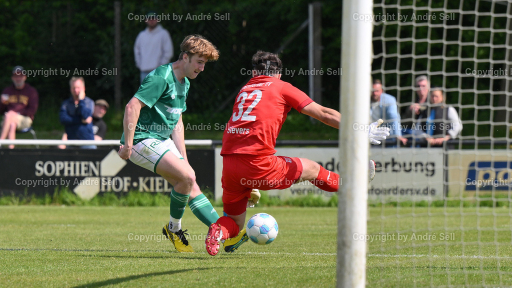 Eckernförder SV vs PSV Neumünster | Lauritz Sievers (ESV #32) / Meiko Werner (PSV #15 erzielt hier das 1-4) / Fußball-Oberliga Männer 2024/2025 / Eckernförder SV vs PSV Neumünster / Stadtwerke-Arena / Eckernförde / 17.05.25 - Realisiert mit Pictrs.com