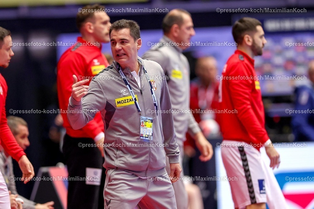 EHF15012601026 | 15.01.2026, Handball, Men's EHF EURO 2026, Spanien - Serbien, Jyske Bank Boxen in Herning, Dänemark, Preliminary Round: Headcoach  Raul Gonzalez Gutierezz (Serbien #hc) gestikulierend am Spielfeldrand  