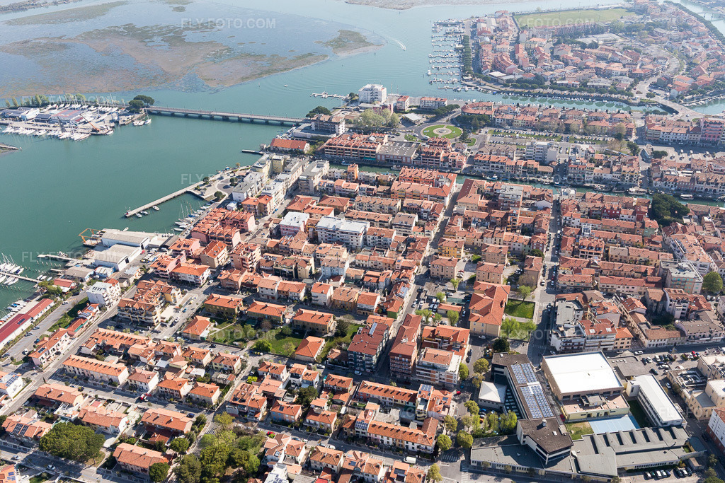 Aerial view: View of the town in Grado in the state Gorizia, Italy. – Photo: IMG_098074.jpg taken on 04/03/2017 by Werner Riehm/FLY-FOTO.com – Resolution of the original: 5472 x 3648 px