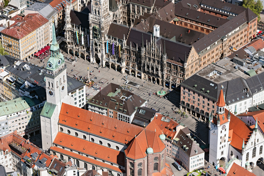 dr__0063573.jpg | MüNCHEN 29.04.2025 Kirchengebäude Pfarrkirche Sankt Peter deren Turm im Volksmund Alter Peter genannt wird in München im Bundesland Bayern, Deutschland. // Church building Pfarrkirche Sankt Peter ofen Turm in Volksmund Alter Peter genannt wird in Munich in the state Bavaria, Germany. Foto: Daniel Reiter