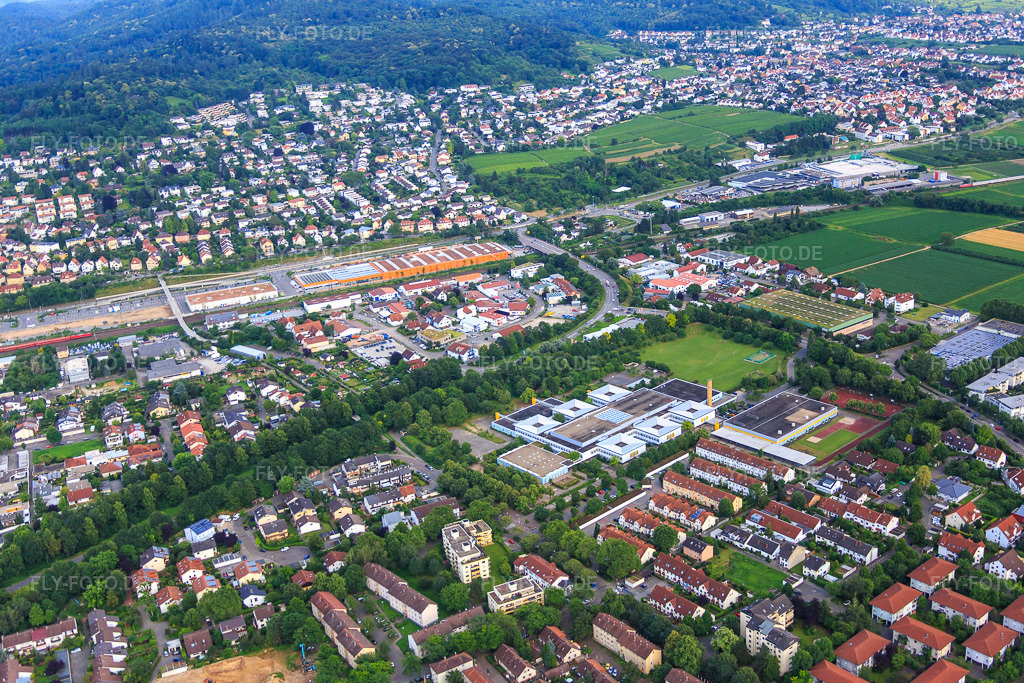 Luftbild: Dietrich-Bonhoeffer-Schule Weinheim und OBI Markt Weinheim in Weinheim im Bundesland Baden-Württemberg in Deutschland.Foto: IMG_090698.jpg vom 04.07.2016 durch Werner Riehm/FLY-FOTO.deZurücksetzenWWW.OBI.DE
