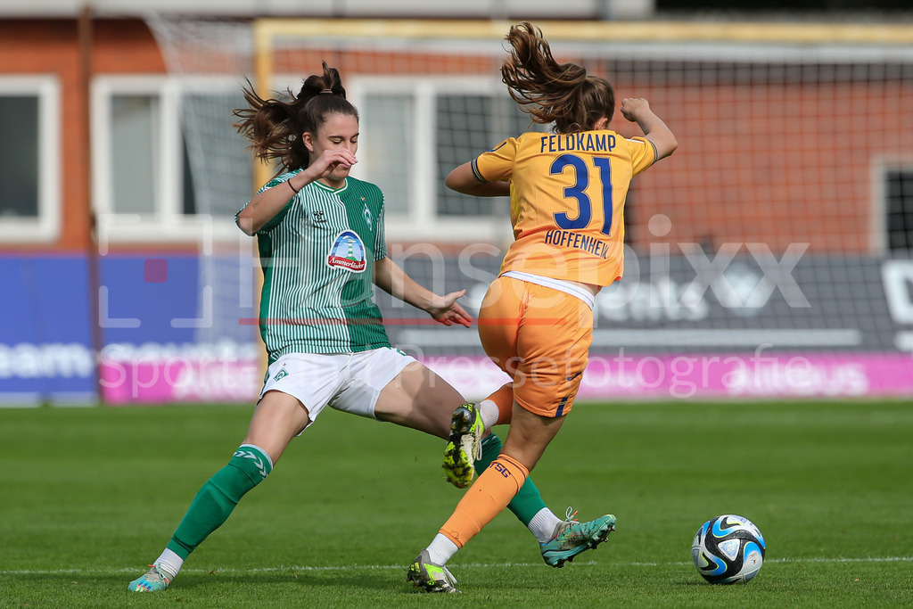 Fussball, Google Pixel Frauen-Bundesliga, SV Werder Bremen - TSG 1899 Hoffenheim | v.li.: Chiara Hahn (SV Werder Bremen, 21) und Jana Feldkamp (TSG 1899 Hoffenheim, 31) im Zweikampf, Duell, Dynamik, Aktion, Action, Spielszene, DIE DFB-RICHTLINIEN UNTERSAGEN JEGLICHE NUTZUNG VON FOTOS ALS SEQUENZBILDER UND/ODER VIDEOÄHNLICHE FOTOSTRECKEN. DFB REGULATIONS PROHIBIT ANY USE OF PHOTOGRAPHS AS IMAGE SEQUENCES AND/OR QUASI-VIDEO.