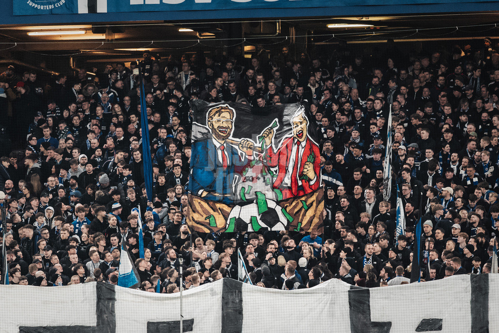 Fußball | Männer | Saison 2025/2026 | 1. Fußball-Bundesliga | 24. Spieltag | Hamburger SV vs. RB Leipzig | 01.03.2026 | Banner der HSV Fans gegen RB Leipzig mit Jürgen Klopp Karikatur