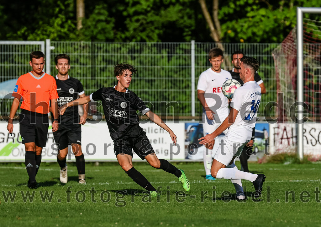 2023-07-18_037_FC_Herzogstadt_gegen_FC_Eitting | Erding, Deutschland, 18.07.2023:
Fußball, TOTO Pokal 2023 / 2024, 1. Spieltag, FC Herzogstadt gegen FC Eitting, Endergebnis: 2:4 n.E.

Schiedsrichter Julian Neumann, Emil Schwarz (FC Herzogstadt, #11), Andreas Kostorz (FC Eitting, #19)

Foto: Christian Riedel / fotografie-riedel.net