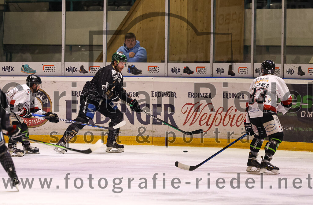 2024-03-08_025_TSV_Erding_gegen_EHC_Koenigsbrunn | Erding, Deutschland, 08.03.2024:
Eishockey, Bayernliga Playoffs 2023 / 2024, 1. Spieltag, TSV Erding gegen EHC Königsbrunn, Endergebnis: 3:0

Thomas Plihal (Erding Gladiators, #39), Peter Brückner (EHC Königsbrunn, #33)

Foto: Christian Riedel / fotografie-riedel.net