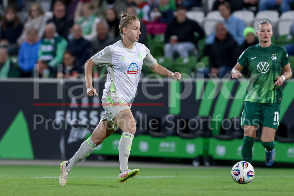 Fussball, Google Pixel Frauen-Bundesliga, VfL Wolfsburg - SV Werder Bremen | Michelle Ulbrich (SV Werder Bremen, 5) am Ball, Einzelbild, Ganzkörper, Aktion, Action, Spielszene, DIE DFB-RICHTLINIEN UNTERSAGEN JEGLICHE NUTZUNG VON FOTOS ALS SEQUENZBILDER UND/ODER VIDEOÄHNLICHE FOTOSTRECKEN. DFB REGULATIONS PROHIBIT ANY USE OF PHOTOGRAPHS AS IMAGE SEQUENCES AND/OR QUASI-VIDEO.