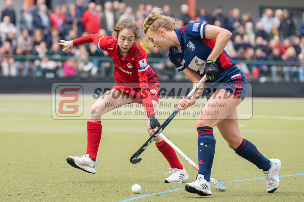 HK_20230416_107045 | 1. Bundesliga Damen Düsseldorfer HC - Rot-Weiss Köln am 16.4.2023 DHC Düsseldorf, Düsseldorf , Lea Thomas ( Rot-Weiss Köln #35 ) , Sara Strauss ( Düsseldorfer HC #11 )