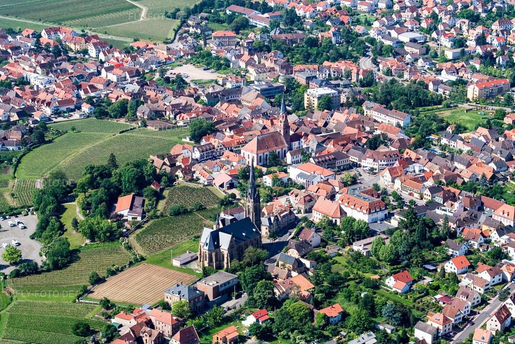 Luftbild: Zwei Kirchengebäude in Maikammer in Edenkoben im Bundesland Rheinland-Pfalz in Deutschland. Foto: IMG_2183.jpg vom 03.06.2006 durch Werner Riehm/FLY-FOTO.de