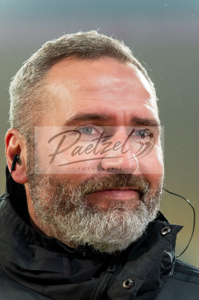 SGDHSV20220114_013 | Fussball, Herren: Trainer Tim Walter (Hamburger SV) schaut bei dem Spiel der 2. Bundesliga zwischen SG Dynamo Dresden und Hamburger SV im Rudolf-Harbig-Stadion am 14.01.2022 in Dresden, Deutschland.DFB / DFL REGULATIONS PROHIBIT ANY USE OF PHOTOGRAPHS AS IMAGE SEQUENCES AND/OR QUASI-VIDEO. - Realisiert mit Pictrs.com