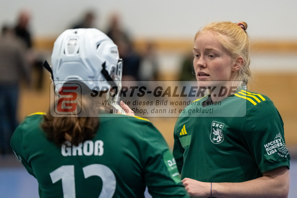 HK_20241201_109444 | 1. Bundesliga Halle Damen Düsseldorfer HC - Schwarz Weiss Köln am 1.12.2024 DHC, Düsseldorf , Tizia Gross ( Düsseldorfer HC #12 ) , Femke Jovy ( Torfrau Düsseldorfer HC #1 )