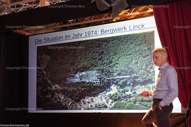 DSC_6765 | Stadtteildokumentation Hochstädten: Schätze im Berg, Vortrag von Veit Held zur Ausstellungseröffnung, Bericht über Vortrag und die Ausstellung als solche ,Begrüßung durch Claudia Sosniak, , Bild: Thomas Neu