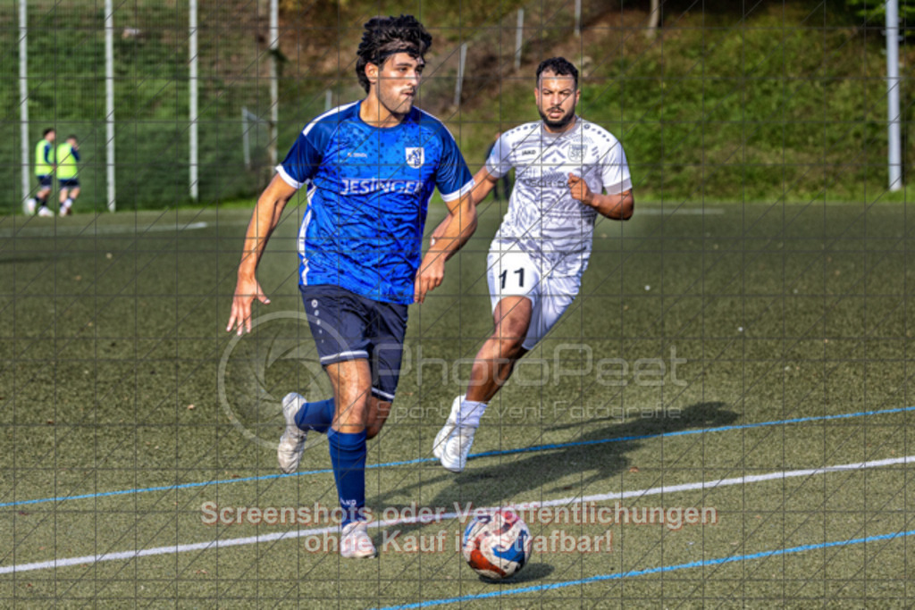 20250928_164325_0287-Bearbeitet | #,TSG Salach (weiß) vs. TSV Berkheim (blau), Fußball, Bezirksliga - Bezirk Neckar/Fils, 06. Spieltag, Saison 2025/2026, Kunstrasensportplatz, Staufenecker Straße, 73084 Salach, 28.09.2025 - 15:00 Uhr,Foto: PhotoPeet-Sportfotografie/Peter Harich