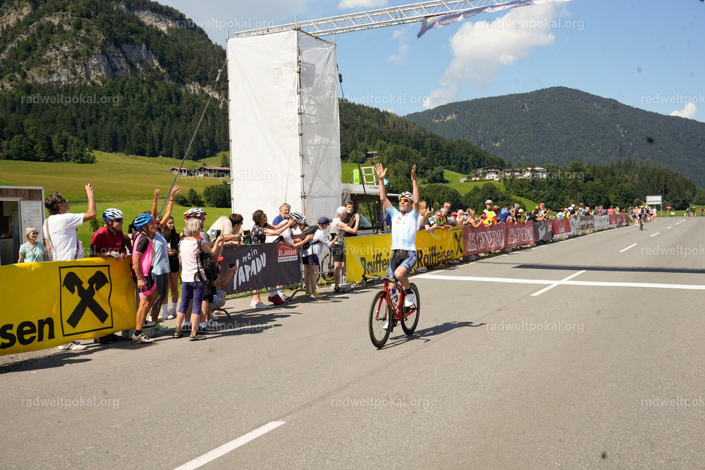 699_20230817_Bewerb_Maenner_Muehlanger | AUT - OESTERREICH, 2023-08-16: SPORT RENNRAD-FAHREN - 55. INTERNATIONALER RADWELTPOKAL IN ST. JOHANN IN TIROL  - Vintage-Radrennen mit WM-Bronze-Medaillen-Siegerin Christina Schweinberger, den Teilnehmer und Alexander Baumann (vom Orginastions-Team) - TAG 2 BEWERB MAENNER IN SECHS GRUPPEN  ; Foto: Roland Muehlanger