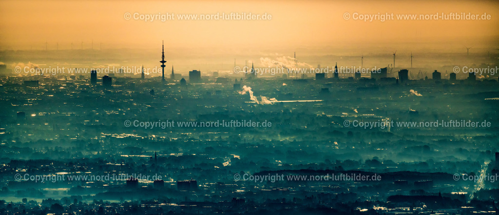 Hamburg_Skyline_ELS_2744081119a | HAMBURG 08.11.2019 Wetterbedingt aufliegende Nebelbänke und Wolkenschicht über der skyline ( Panorama) in Hamburg, Deutschland. // Weather related fog banks and cloud layer ueber of skyline ( Panorama) in Hamburg, Germany. Foto: Martin Elsen