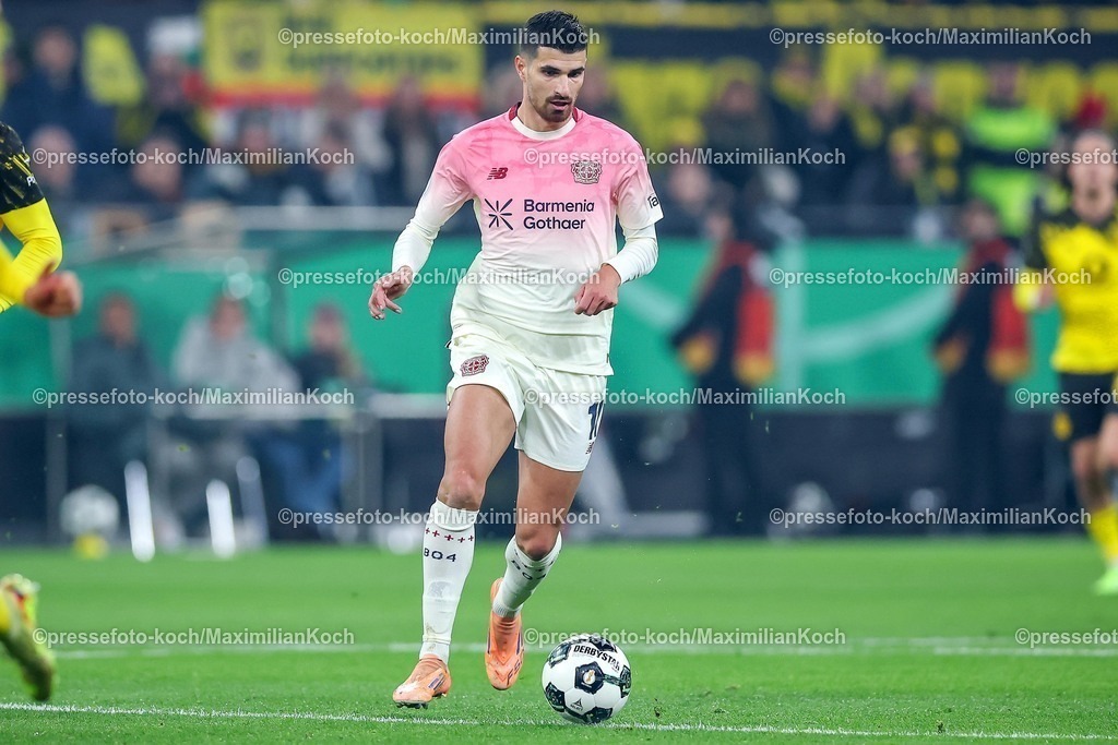 BVB02122501052 | 02.12.2025, Fußball, DFB-Pokal, Borussia Dortmund - Bayer 04 Leverkusen, Achtelfinale, Signal Iduna Park, Saison 2025 2026: Martin Terrier (Bayer04 #11) DFB regulations prohibit any use of photographs as image sequences and or quasi-video.