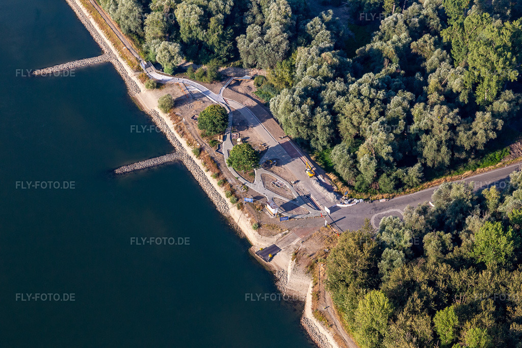 Luftbild: trockengefallene Buhnen und kein Fährbetrieb im Rhein wegen Niedrigwasser in Leimersheim im Bundesland Rheinland-Pfalz in Deutschland. Foto: IMG_133721.jpg vom 14.08.2022 durch Werner Riehm/FLY-FOTO.de